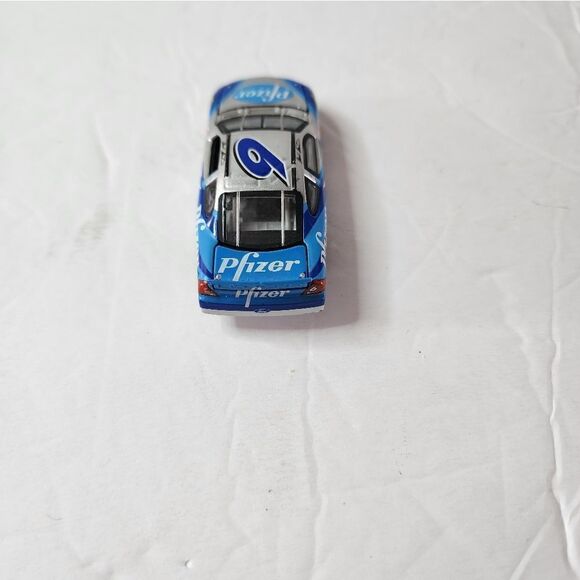 Mark Martin #6 Pfizer 2001 MAC Tools Team Caliber 1/64 Diecast - Picture 5 of 10